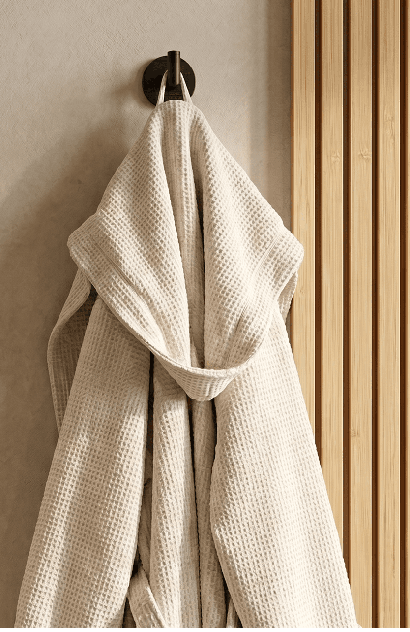 Bambu badjas naast houten wellnesswand